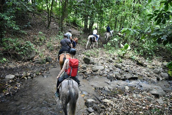 horseback-riding-to-the-arenal-river-canyon