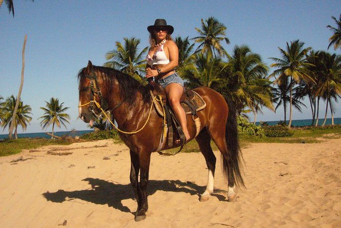 horseback-riding-tour-adventure-on-the-beach