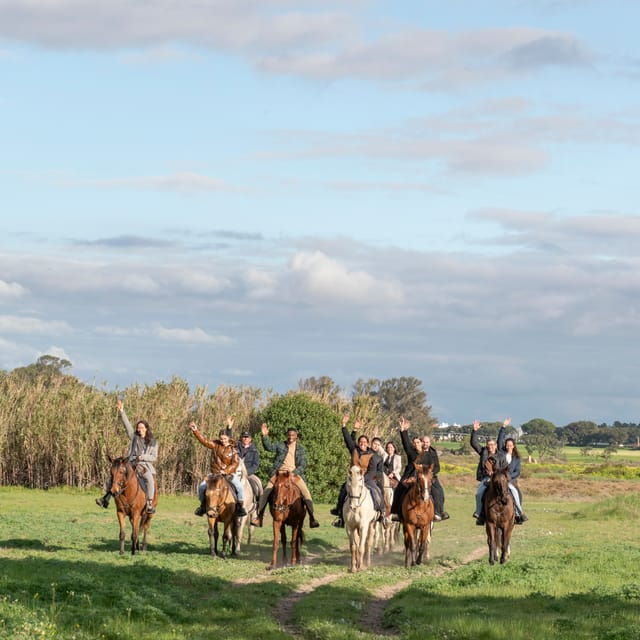 horseback-riding-trough-the-beach-group-pdt
