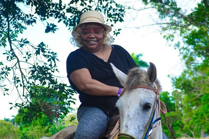 horseback-rinding-to-macao-beach