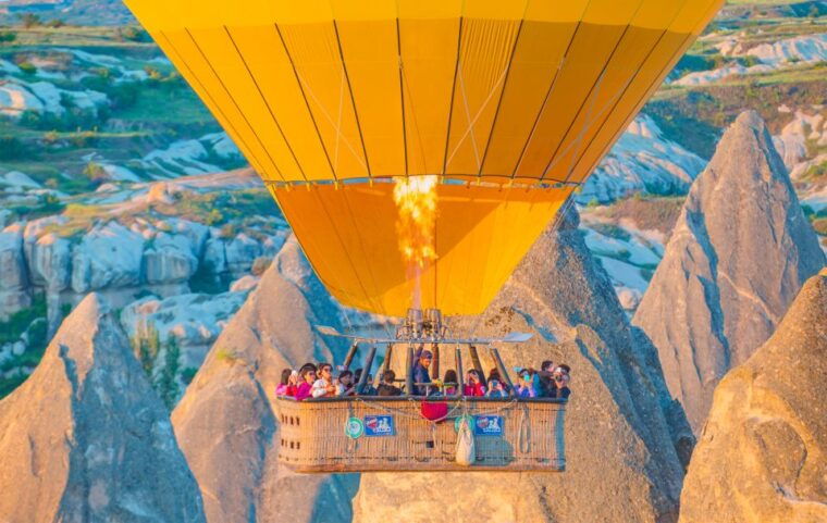 hot-air-balloon-best-of-red-and-green-guided-1-day-tour