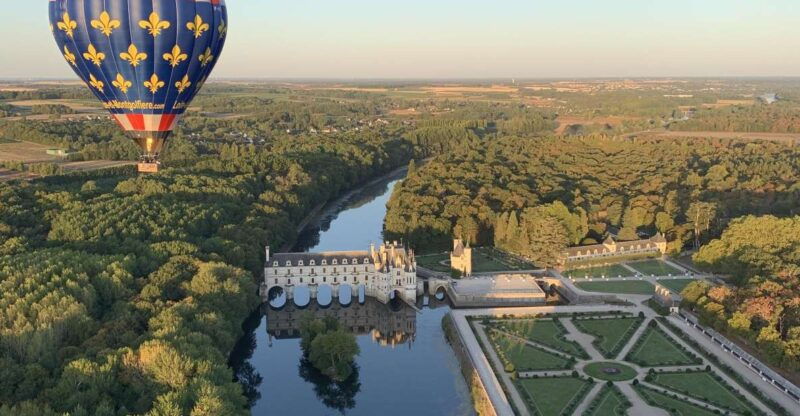 hot-air-balloon-flight-above-the-castle-of-chenonceau