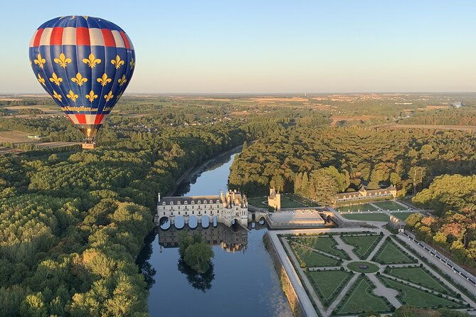 hot-air-balloon-flight-over-the-castle-of-chenonceau-france
