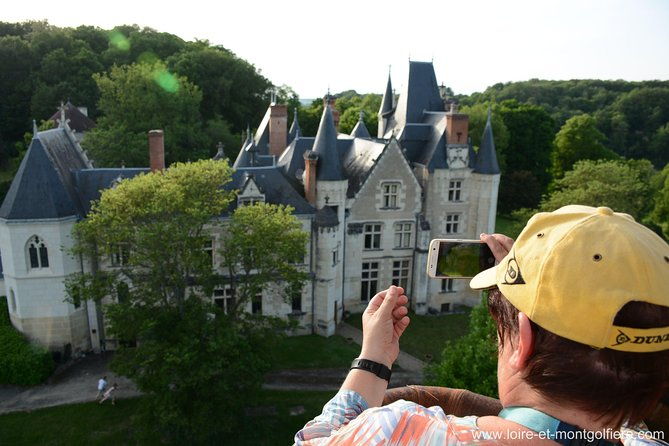 hot-air-balloon-flight-over-the-castle-of-chenonceau-france