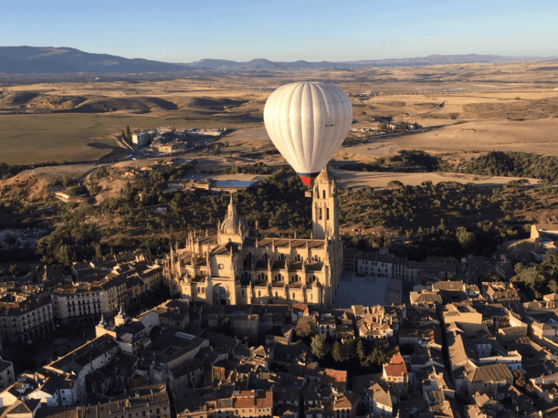 hot-air-balloon-over-segovia-hop-onhop-off-touristic-bus