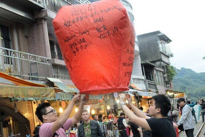 Houtong Cat Village, Shifen Sky Lantern and Jiufen Full Day Tour - Key Points