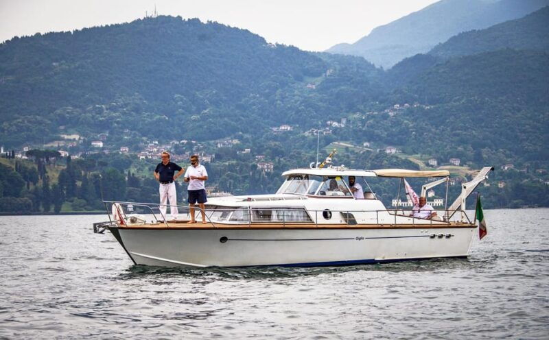 how-exclusive-lake-tour-aboard-a-vintage-wooden-boat