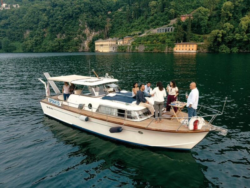 how-exclusive-lake-tour-aboard-a-vintage-wooden-boat
