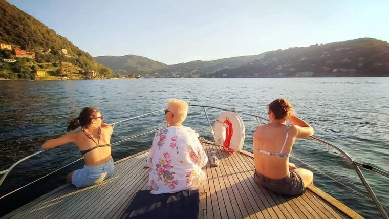 how-exclusive-lake-tour-aboard-a-vintage-wooden-boat