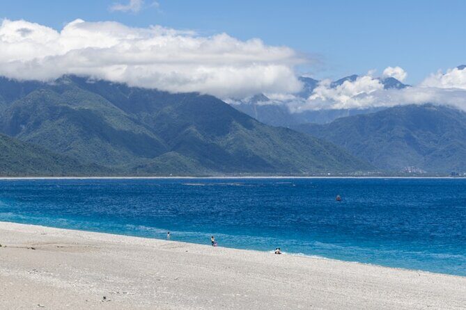 Hualien Tour in Qixingtan Beach, Liyu Lake, and Lintianshan Park - Key Points
