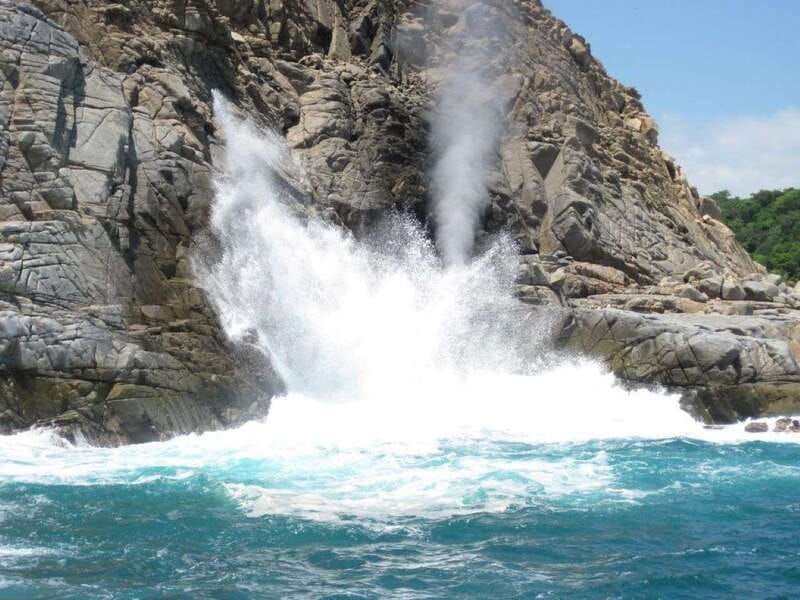 huatulco-bays-boat-tour-with-snorkeling-and-hotel-pickup