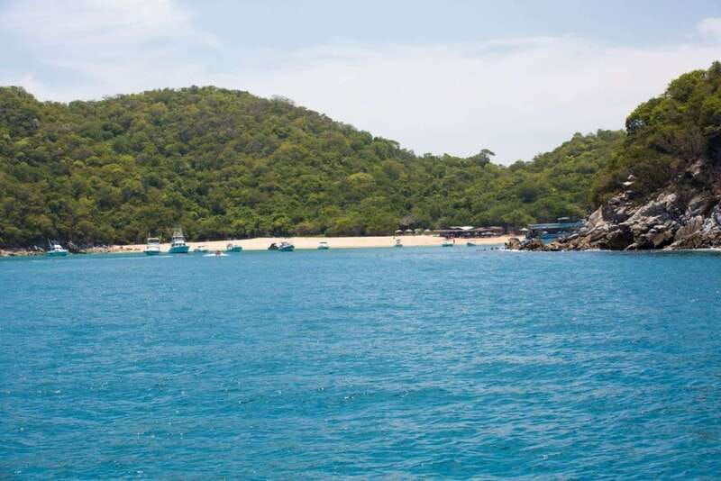 huatulco-bays-boat-tour-with-snorkeling-and-hotel-pickup