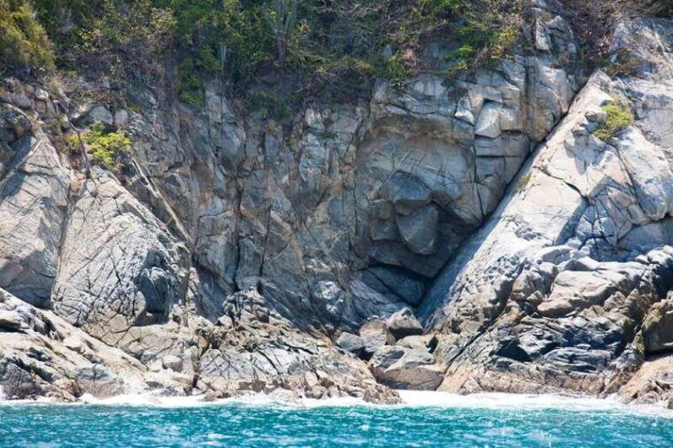 huatulco-bays-boat-tour-with-snorkeling-and-hotel-pickup