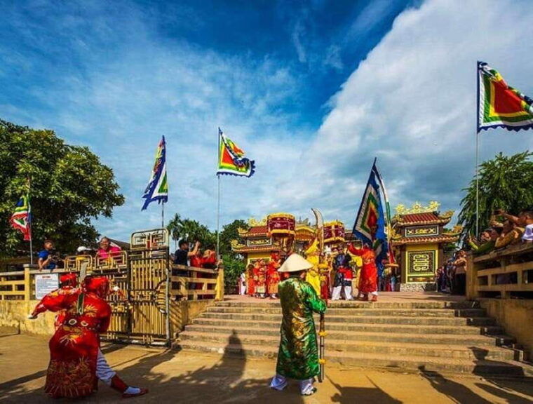 hue-boat-tour-on-perfume-river-with-royal-tombs