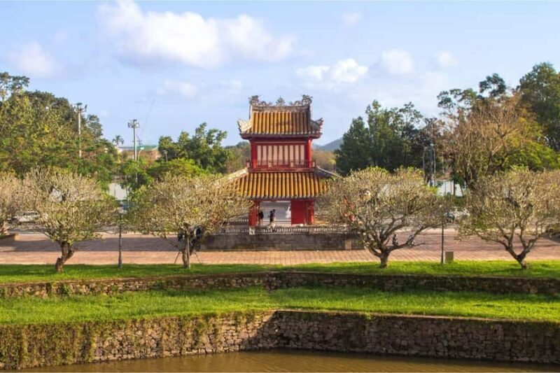 Hue: Deluxe Walking tour to Imperial City and Dong Ba Market - What Makes This Tour Stand Out?