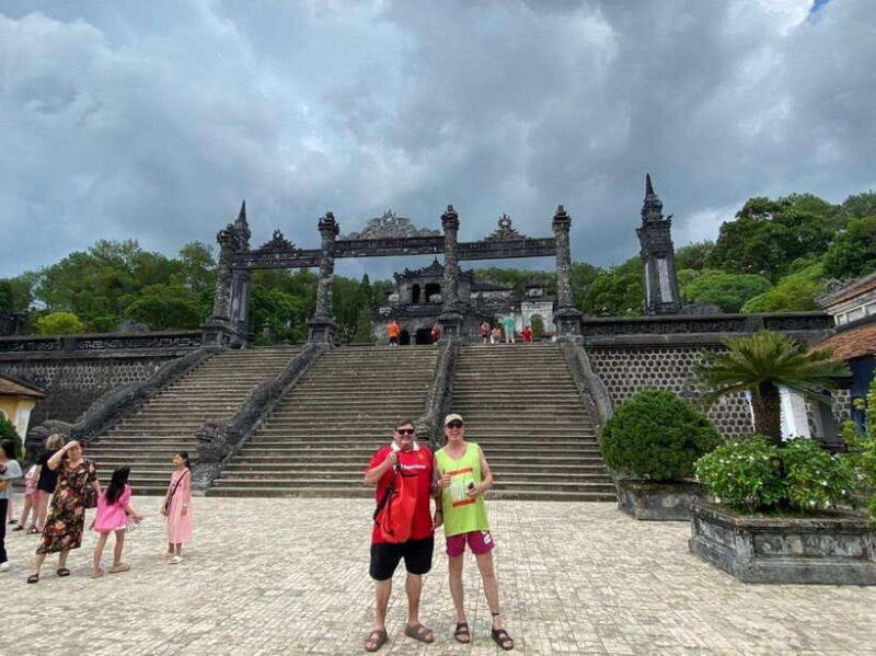 hue-dragon-boat-cruise-to-thien-mu-pagoda-and-tombs