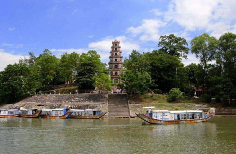 hue-dragon-boat-cruise-to-thien-mu-pagoda-and-tombs
