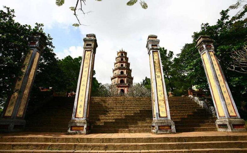 hue-dragon-boat-cruise-to-thien-mu-pagoda-and-tombs