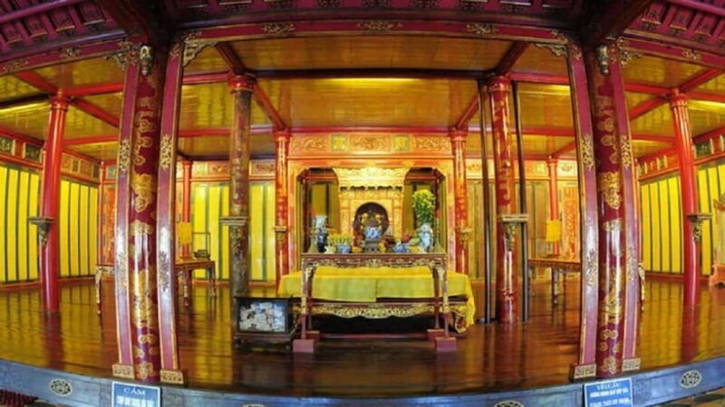 hue-dragon-boat-cruise-to-thien-mu-pagoda-and-tombs