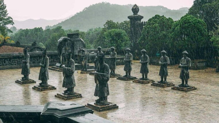 hue-dragon-boat-cruise-to-thien-mu-pagoda-and-tombs