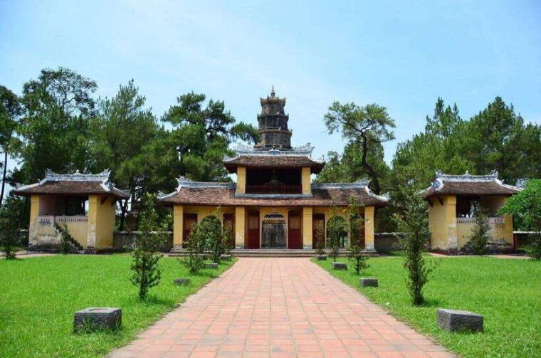 hue-dragon-boat-cruise-to-thien-mu-pagoda-and-tombs
