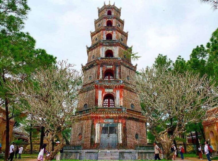 hue-dragon-boat-cruise-to-thien-mu-pagoda-and-tombs