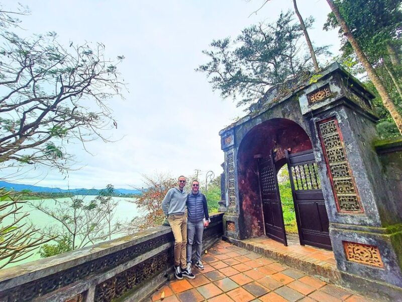 hue-dragon-boat-tour-royal-tombs-thien-mu-pagoda-market