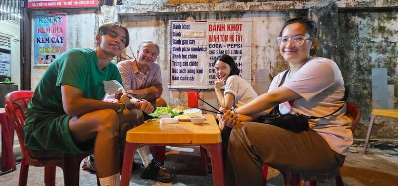 hue-evening-foodie-cyclo-tour-folk-music-on-perfume-river