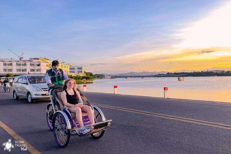 hue-evening-foodie-cyclo-tour-folk-music-on-perfume-river