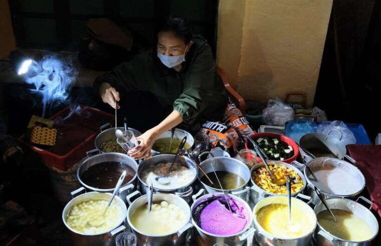 hue-evening-foodie-cyclo-tour-folk-music-on-perfume-river