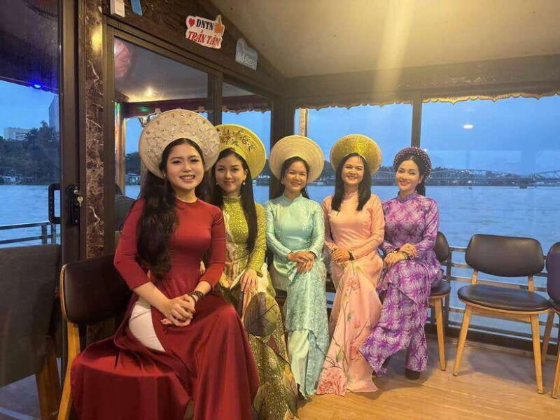 hue-folk-song-on-perfume-river-dragon-boat
