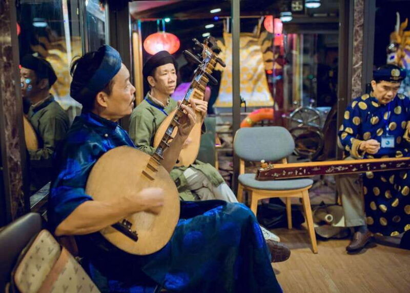 hue-folk-song-on-perfume-river-dragon-boat
