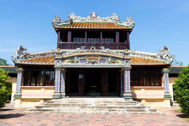 hue-hue-walking-tour-to-imperial-citadel-with-tour-guide