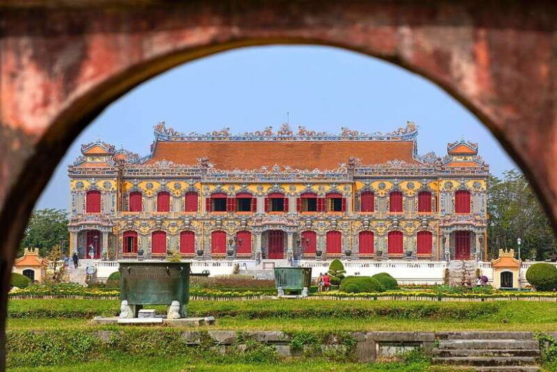 hue-hue-walking-tour-to-imperial-citadel-with-tour-guide