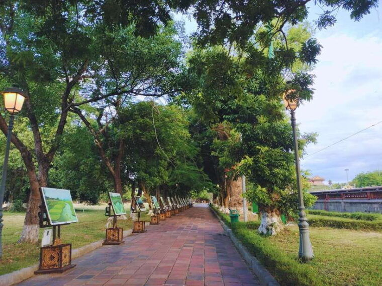 hue-hue-walking-tour-to-imperial-citadel-with-tour-guide