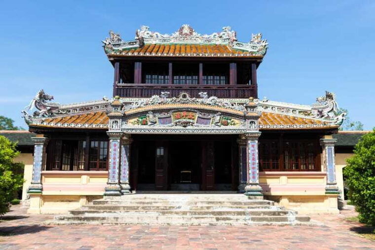 hue-hue-walking-tour-to-imperial-citadel-with-tour-guide