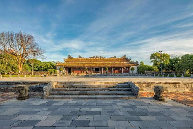 hue-hue-walking-tour-to-imperial-citadel-with-tour-guide