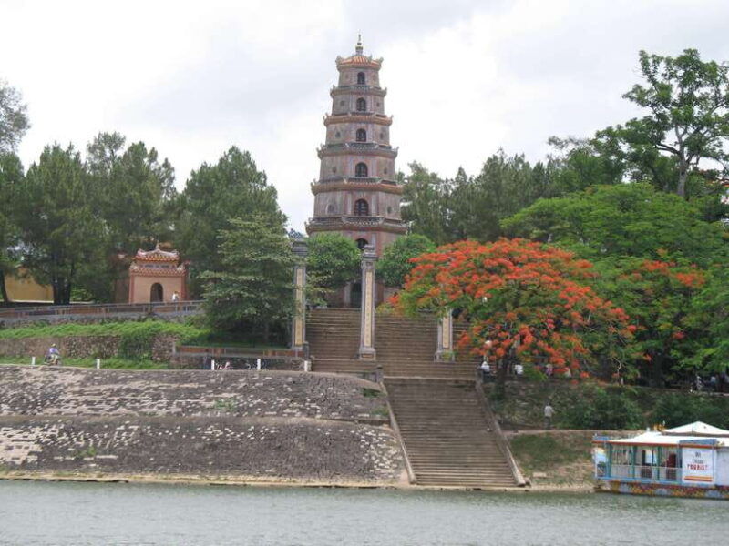 hue-perfume-river-cruise-with-thien-mu-pagoda-tombs