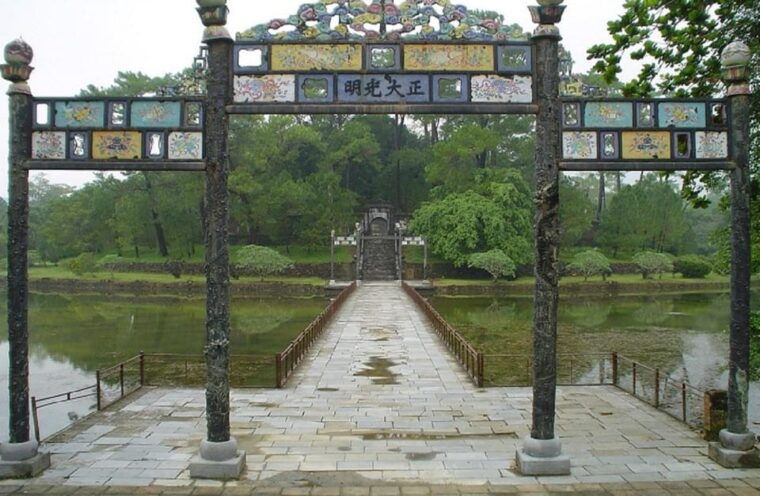 hue-private-car-for-sightseeing-with-english-speaking-driver