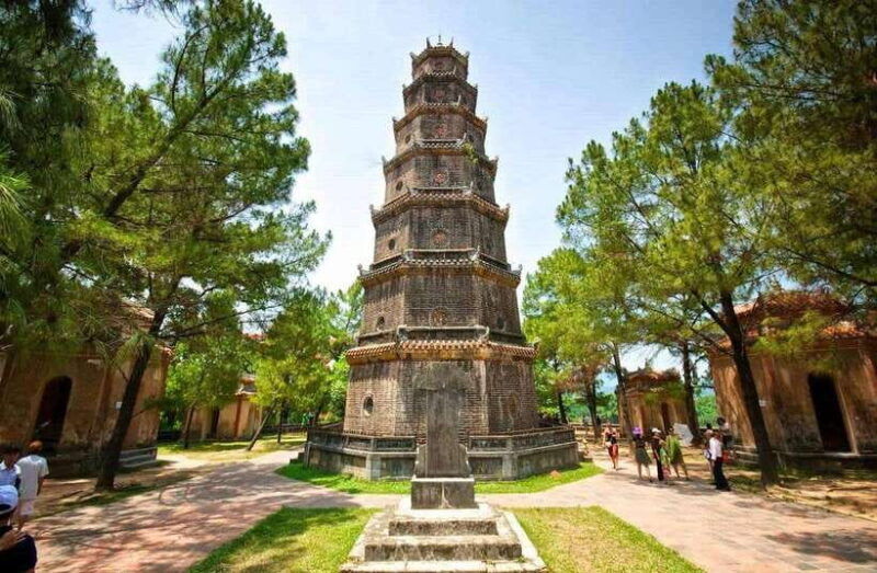 hue-private-dragon-boat-thien-mu-pagoda-royal-tomb-tour
