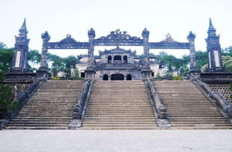 hue-private-dragon-boat-thien-mu-pagoda-royal-tomb-tour