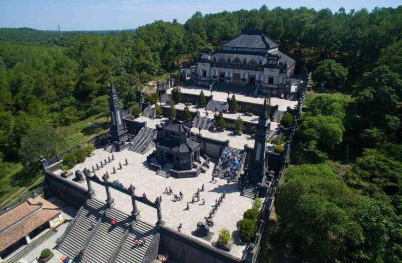 hue-private-dragon-boat-thien-mu-pagoda-royal-tomb-tour