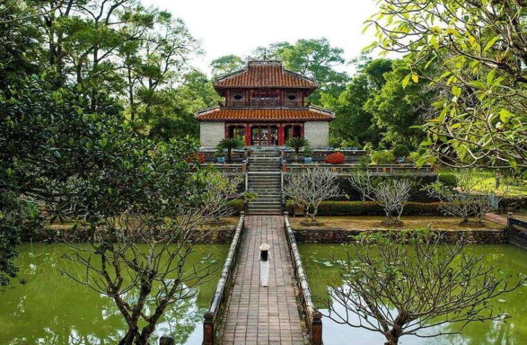 hue-private-dragon-boat-thien-mu-pagoda-royal-tomb-tour