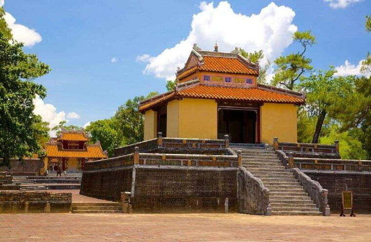 hue-private-dragon-boat-thien-mu-pagoda-royal-tomb-tour