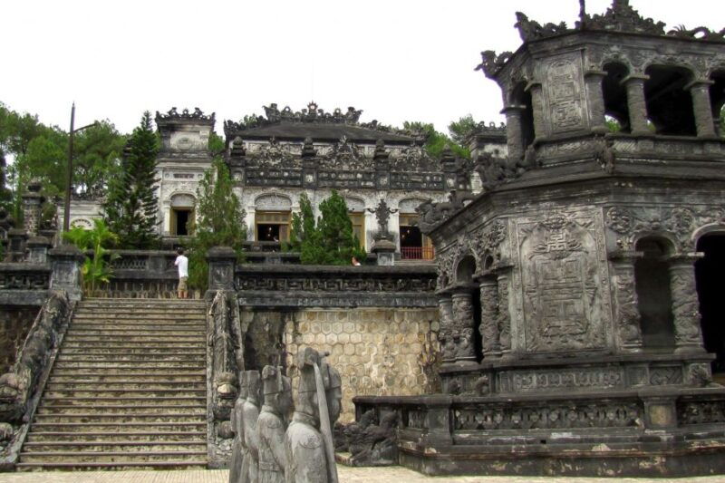 hue-private-tour-by-car-with-driver