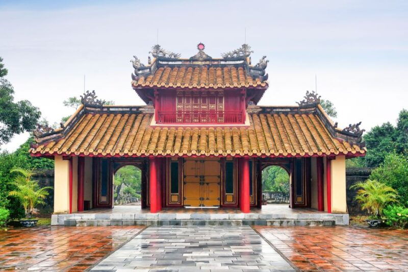 hue-private-tour-by-car-with-driver