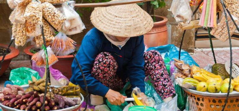 hue-street-food-tour-taste-10-must-try-dishes-and-drinks