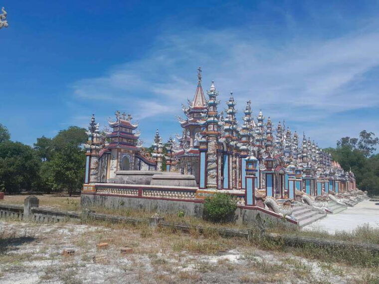 hue-transfer-to-hoi-an-with-royal-tombs-an-bang-cemetery