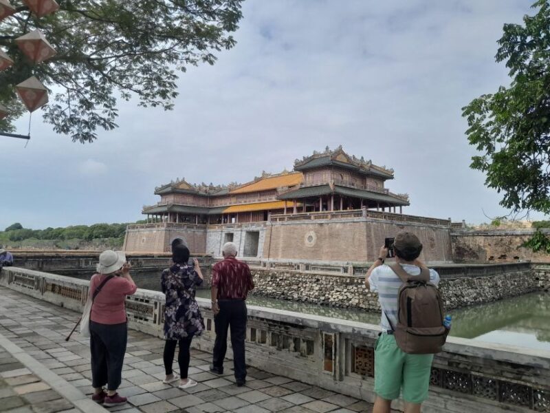 Hue:Deluxe Walking tour to Imperial City and Dong Ba Market - Exploring the Imperial City