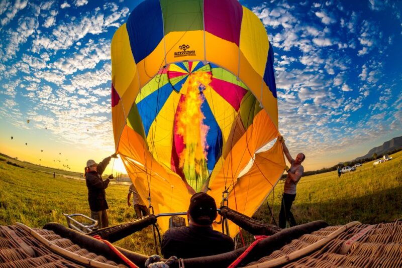 hunter-valley-sunrise-balloon-ride-with-bubbly-breakfast